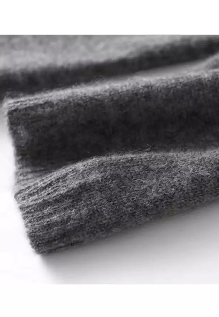 Grauer Strickpullover aus Wolle, Nahaufnahme, weiches Material, modisch, warm, Herbstmode.
