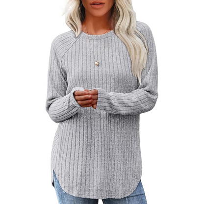 Frau in grauem Strickpullover, Langarm, Rundhals, lässig, modisch, Herbstmode, Damenbekleidung.