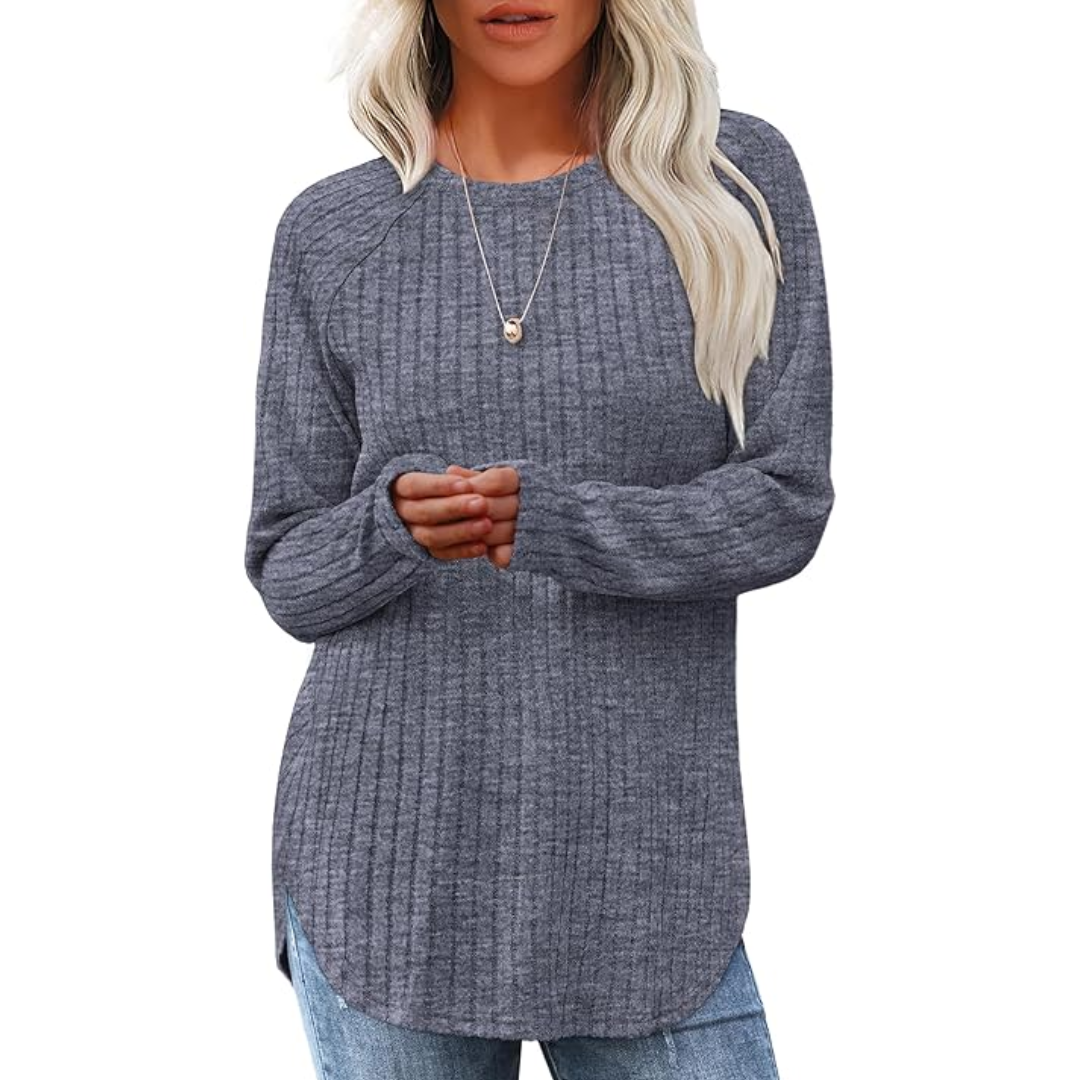 Frau in grauem Strickpullover, lässig, langärmelig, modisch, Herbstmode, Damenbekleidung.