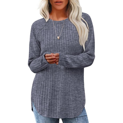 Frau in grauem Strickpullover, lässig, langärmelig, modisch, Herbstmode, Damenbekleidung.