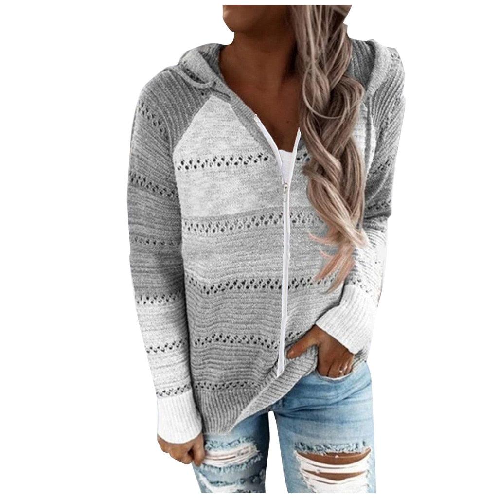 Damen Strickjacke mit Kapuze, grau gestreift, Reißverschluss, lässig, modisch, Herbstmode.