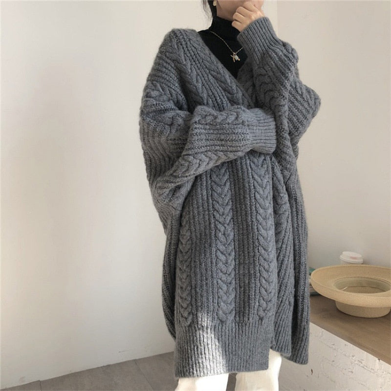 Grauer Strickpullover Damen, Zopfmuster, Oversize, Wintermode, gemütlich, warm, modisch.