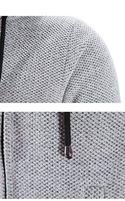 Grauer Strickpullover mit Kapuze, schwarzer Kordelzug, Texturdetail, Herrenmode.