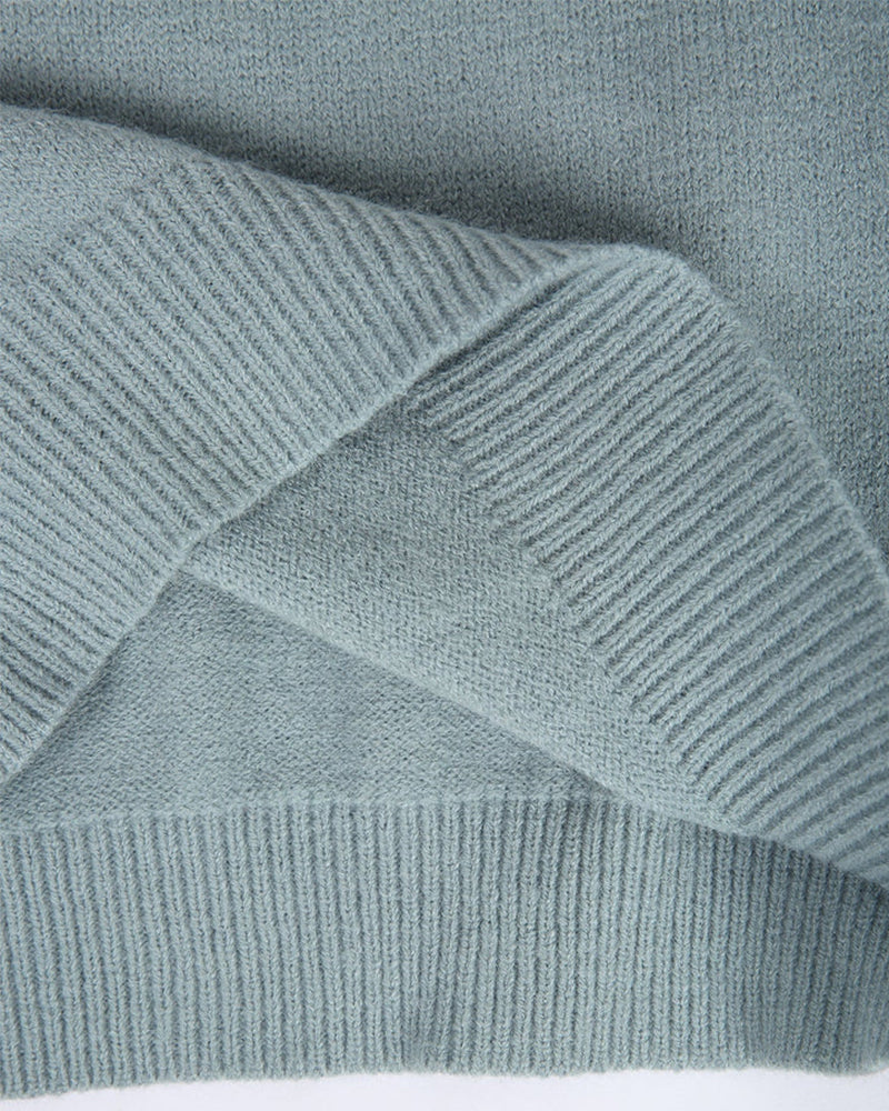 Grauer Strickpullover aus Wolle, Nahaufnahme, weiche Textur, modisch, warm, Winterkleidung.