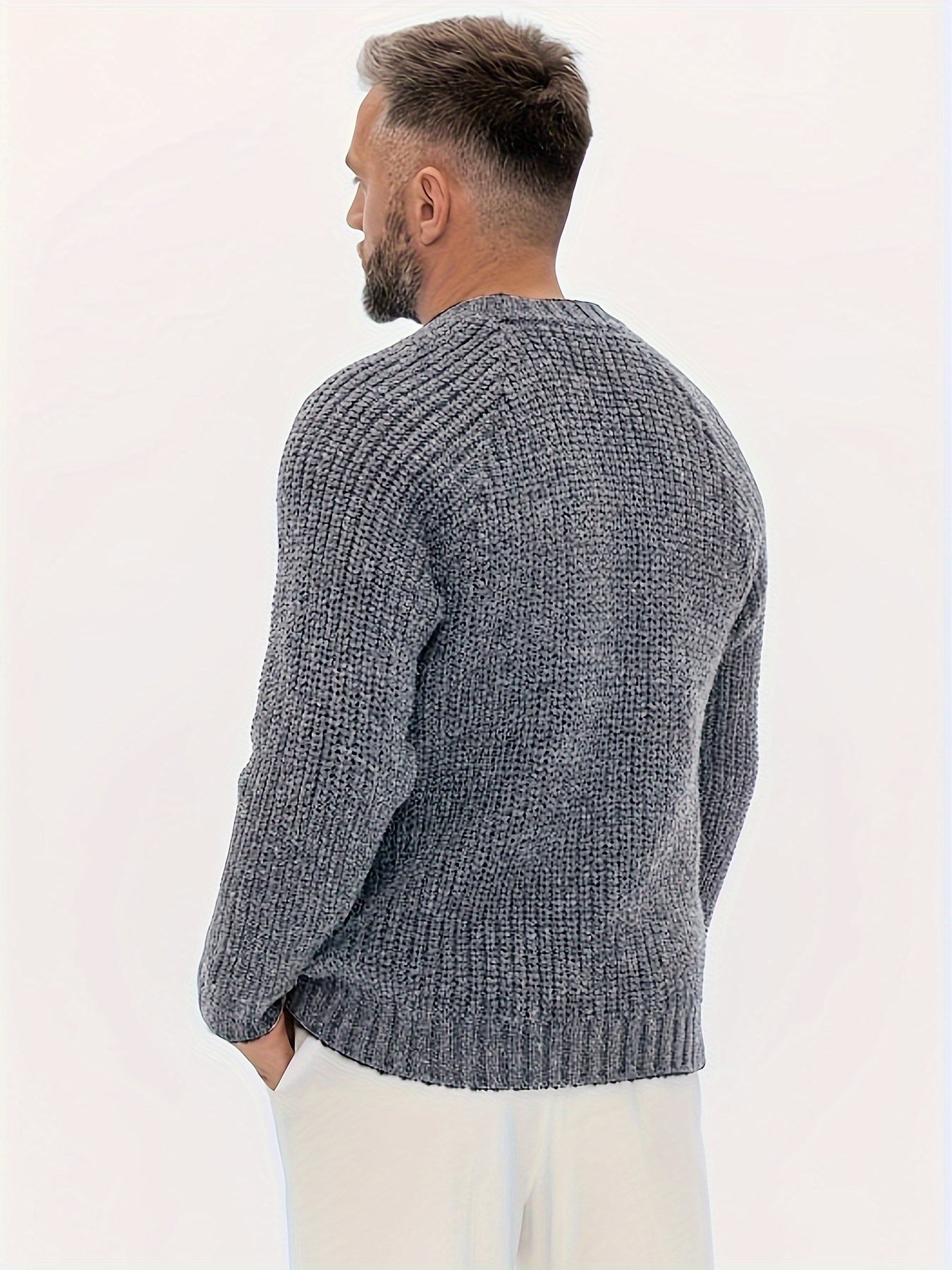 Grauer Strickpullover Herren, grob gestrickt, warm, modisch, Wintermode, Rückansicht.