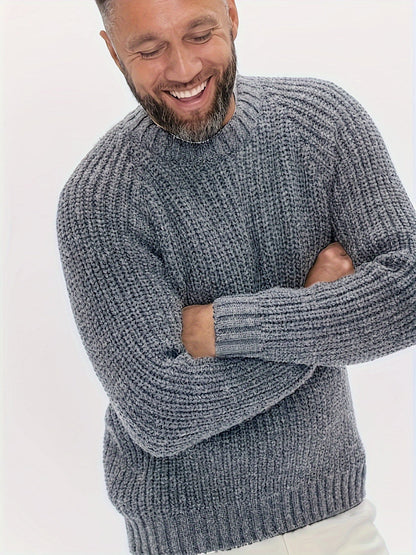 Mann in grauem Strickpullover, lächelnd, Wintermode, Herrenbekleidung, gemütlich, warm.