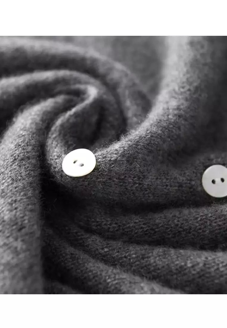 Grauer Wollpullover mit weißen Knöpfen, weiches Material, Nahaufnahme, modisch, warm.