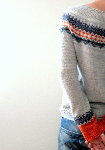 Grauer Strickpullover mit buntem Norwegermuster, Damenmode, Winterkleidung, Freizeitlook.
