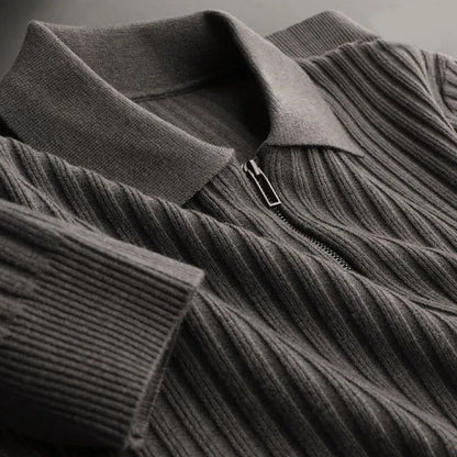 Grauer Strickpullover mit Reißverschluss, geripptes Design, Herrenmode, Winterbekleidung.