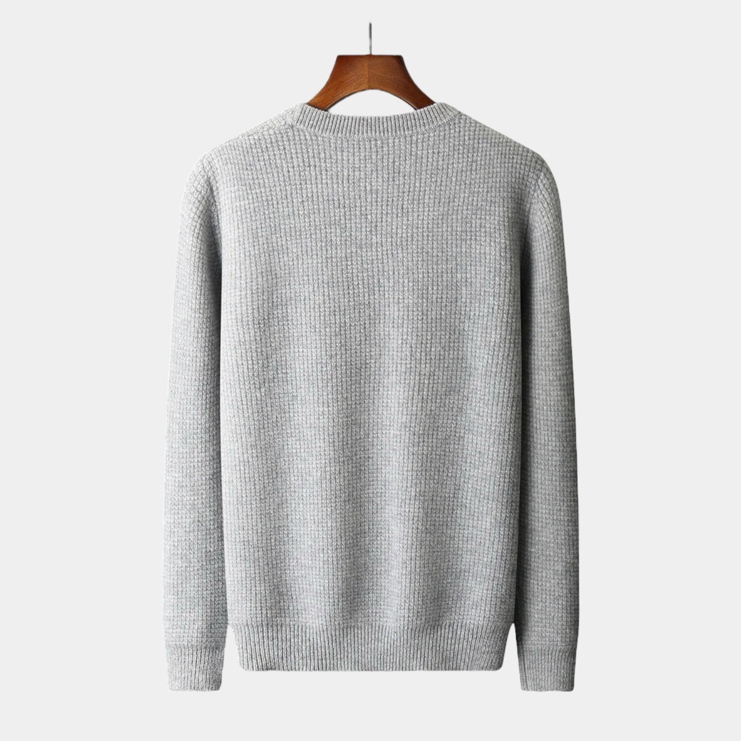 Grauer Strickpullover aus Baumwolle, Herrenmode, Rückansicht, hängend auf Holzkleiderbügel.