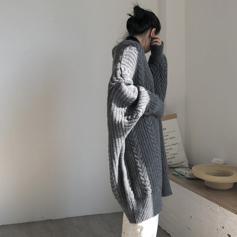 Frau in grauem Strickcardigan, gemütlich, modisch, Herbstmode, lässiger Stil, Innenraum.