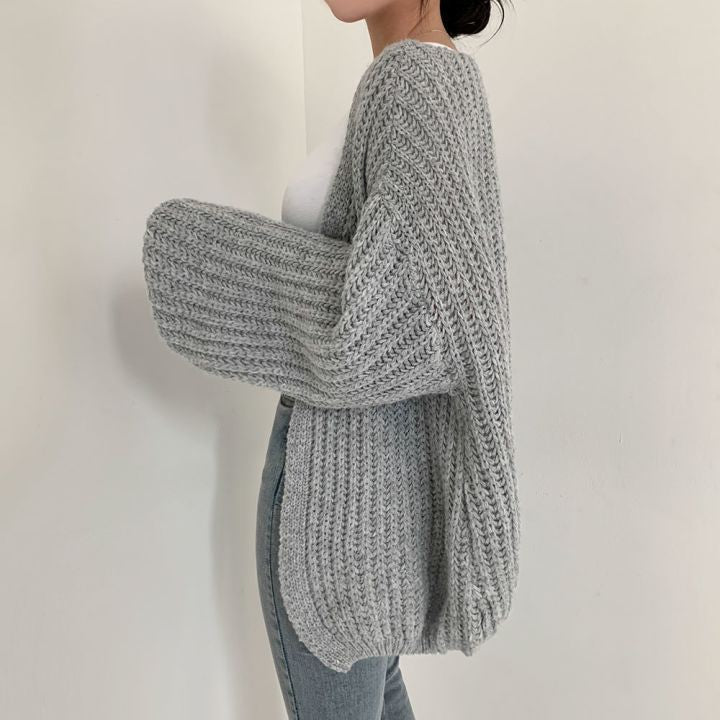 Grauer Strick-Cardigan Damen, grobmaschig, lässig, modisch, Herbstmode, gemütlich.