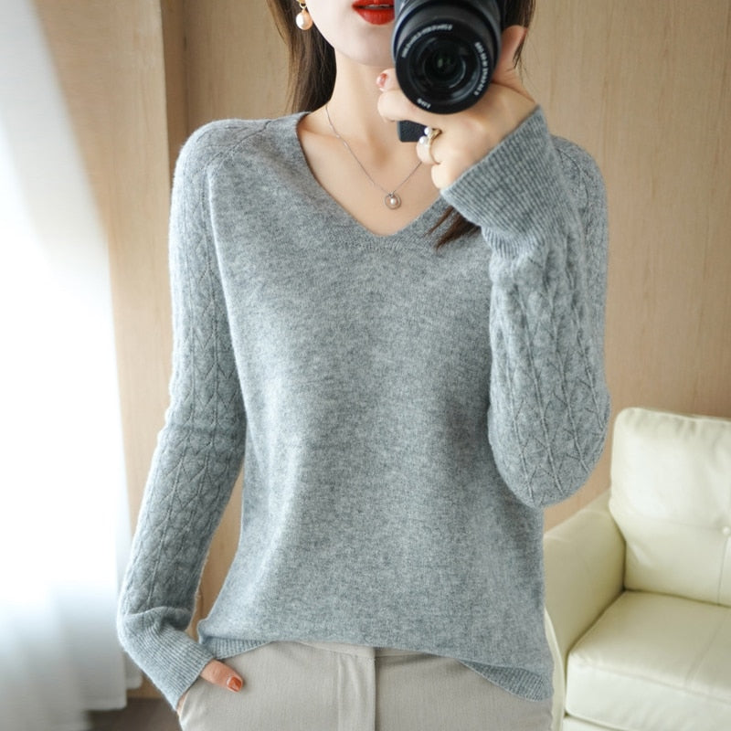 Grauer Damenpullover aus Kaschmir, V-Ausschnitt, Zopfmuster, elegant, weich, warm.