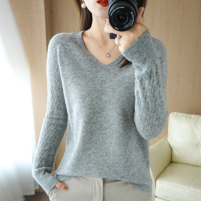 Grauer Damenpullover aus Kaschmir, V-Ausschnitt, Zopfmuster, elegant, weich, warm.