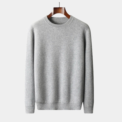 Grauer Strickpullover aus Baumwolle, Herrenmode, klassisches Design, Herbst-Winter-Bekleidung.