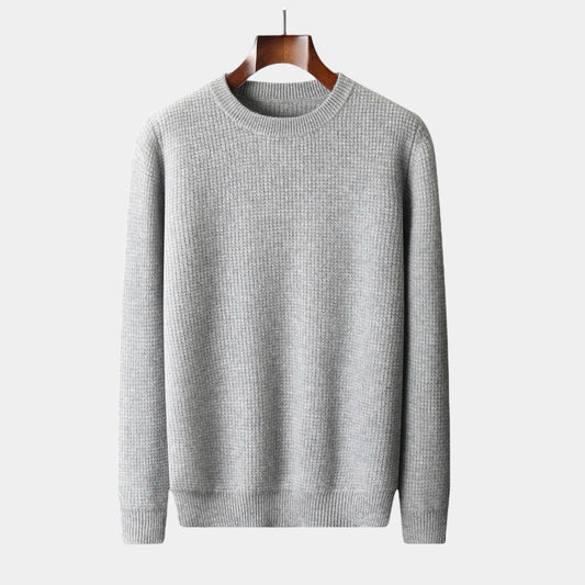 Grauer Strickpullover aus Baumwolle, Herrenmode, klassisches Design, Herbst-Winter-Bekleidung.