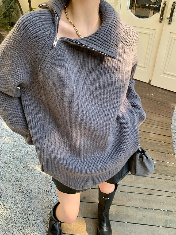 Grauer Strickpullover mit Reißverschluss, Damenmode, Herbst, lässig, warm, stilvoll.