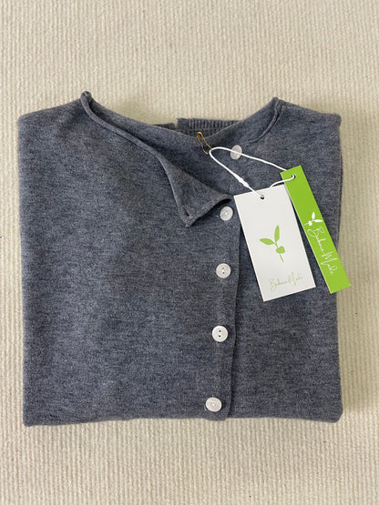 Grauer Damen-Cardigan aus Wolle, gefaltet, mit weißen Knöpfen und Etikett, nachhaltige Mode.