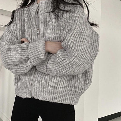 Grauer Strickpullover Damen, Reißverschluss, warm, modisch, Herbstmode, gemütlich, lässig.