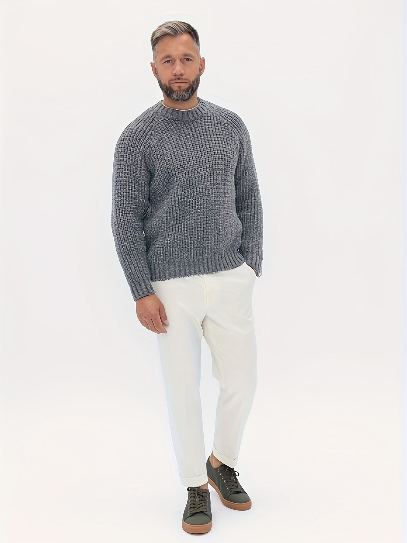 Mann in grauem Strickpullover und weißen Hosen, lässige Mode, Herrenbekleidung.