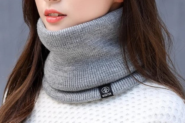 Grauer Strickschal Damen, Wintermode, warm, weiches Material, modisches Accessoire.