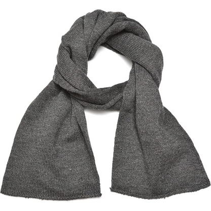 Grauer Strickschal aus Wolle, warm und modisch, ideal für Herbst und Winter.