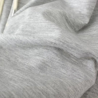 Grauer Baumwollstoff, weiche Textur, ideal für Bekleidung, hochwertiges Material, Nahaufnahme.