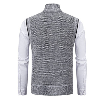 Grauer Herrenstrickpullover mit Stehkragen, Rückansicht, elegantes Design, Wintermode.