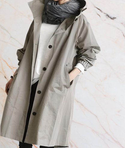 Damen-Trenchcoat beige, Knöpfe, Kapuze, Herbstmode, eleganter Mantel, lässiger Stil.