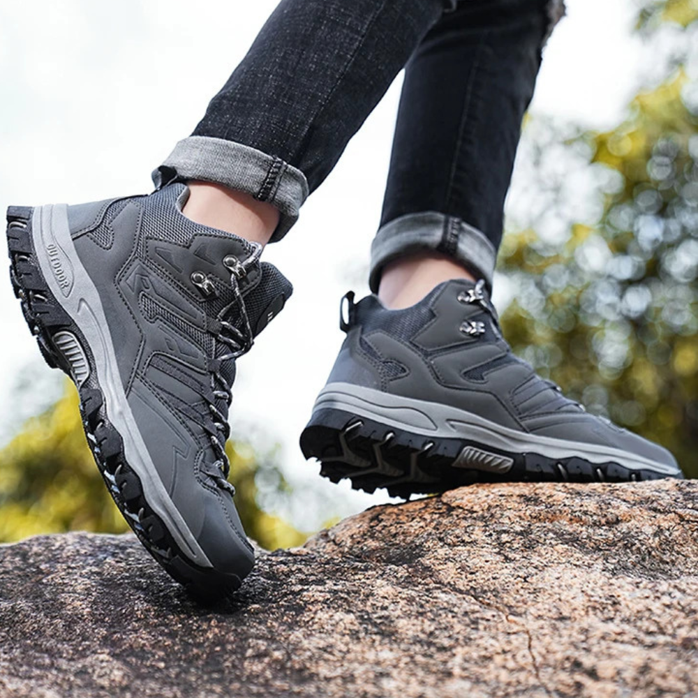 Grauer Wanderschuh, robust, rutschfest, ideal für Outdoor-Aktivitäten und Trekking.
