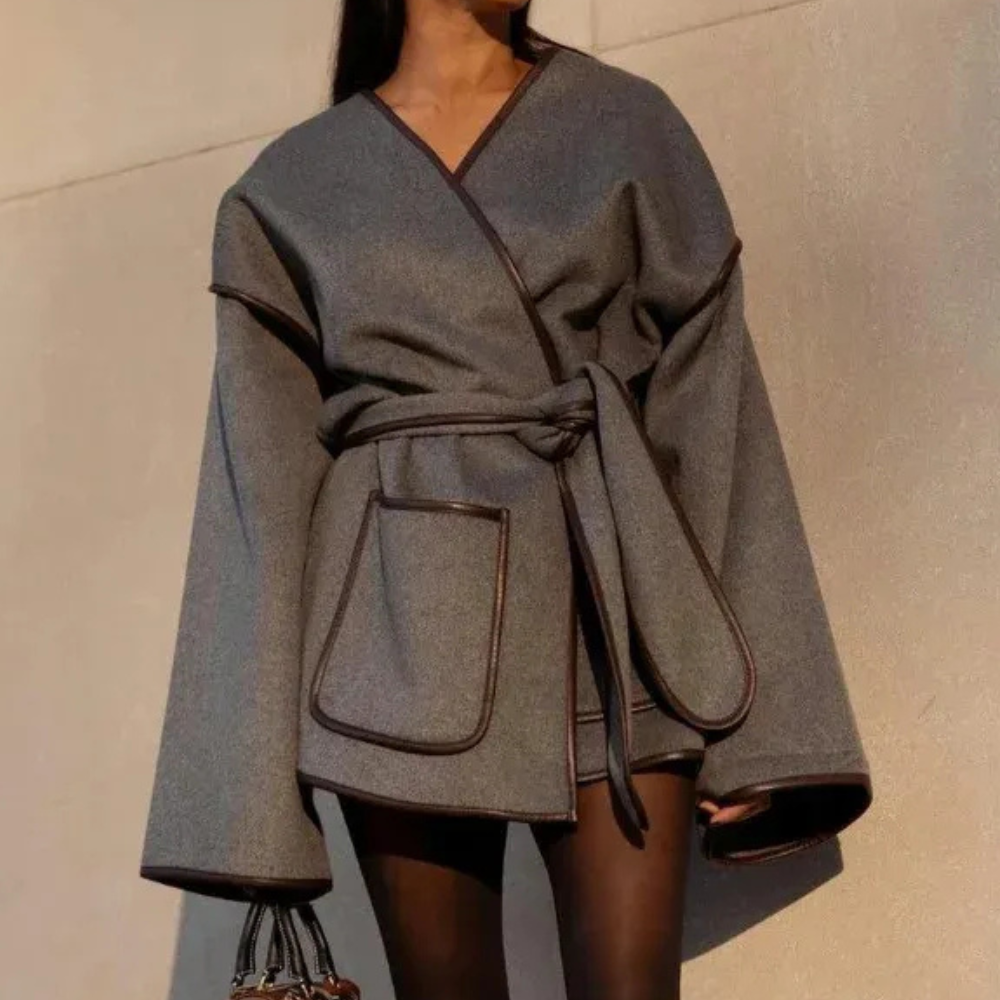 Frau in grauem Wollmantel mit Gürtel und Taschen, modisch, elegant, Herbstmode.