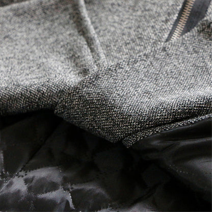 Grauer Damen-Wintermantel aus Wolle mit schwarzem Innenfutter, Reißverschluss, warm und stilvoll.