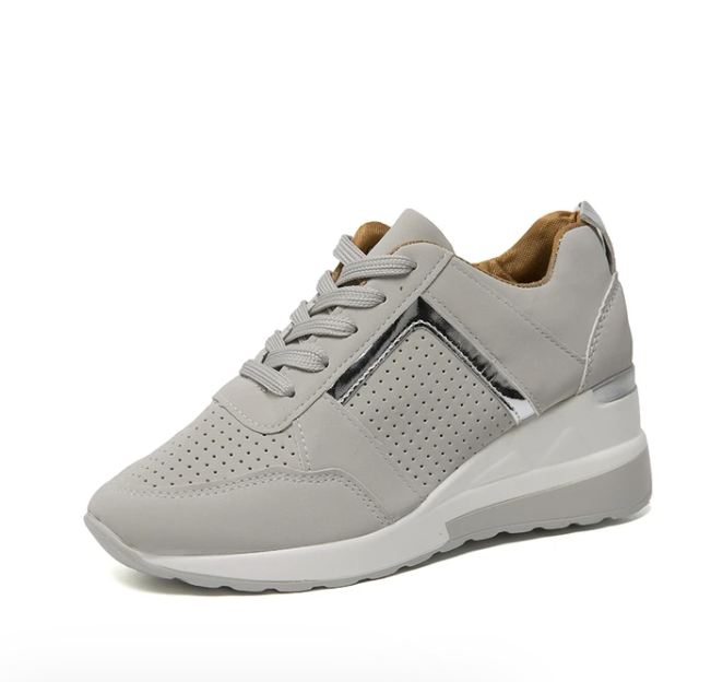 Grauer Sneaker aus Leder mit Keilabsatz, perforiertem Design und silbernen Akzenten.