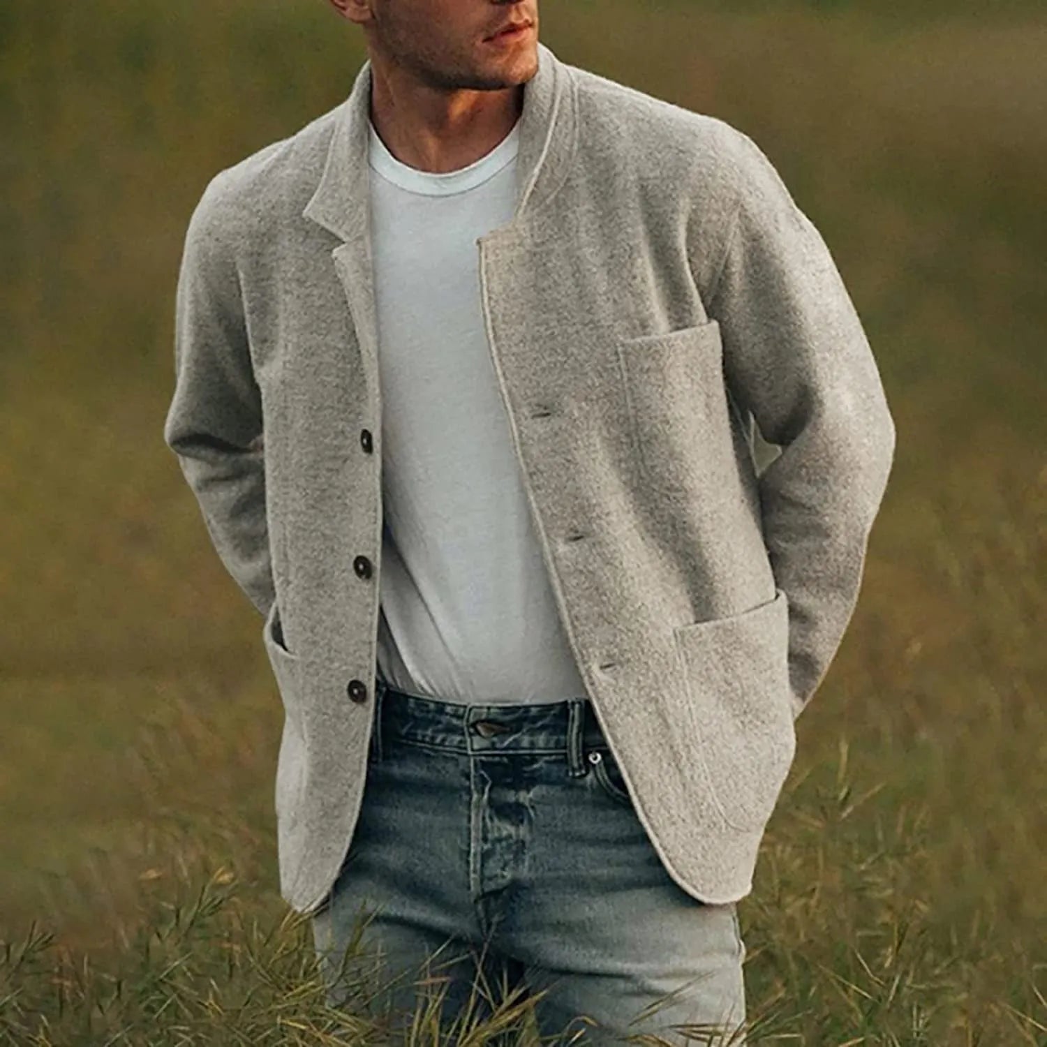 Mann in grauem Wollcardigan und Jeans im Freien, lässige Herrenmode, Herbstbekleidung.