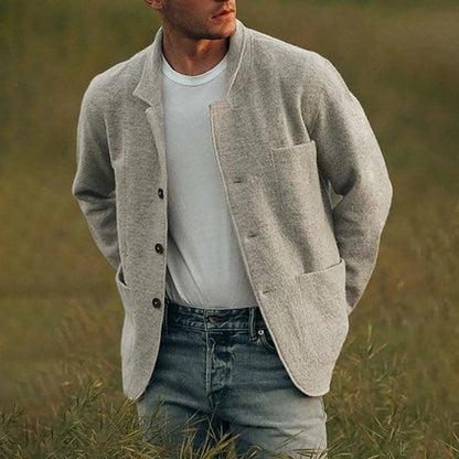 Mann in grauem Wollcardigan und Jeans im Freien, lässige Herrenmode, Herbstbekleidung.