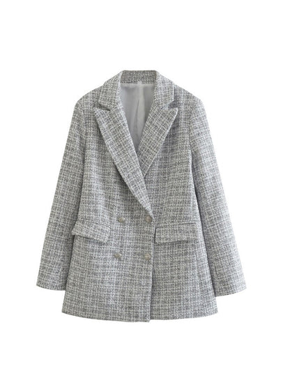 Grauer Damenblazer, Tweed, zweireihig, elegant, modisch, Herbstmode, Büro-Outfit.