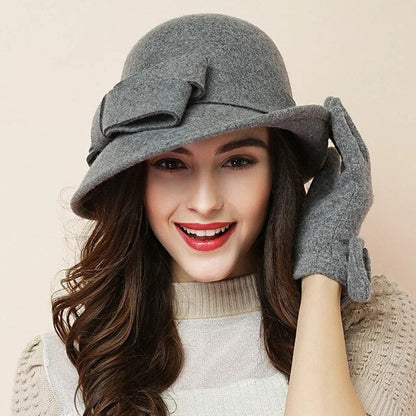 Frau mit grauem Wollhut und passenden Handschuhen, stilvoll, elegant, Wintermode.
