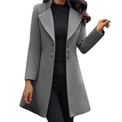 Grauer Damenmantel, eleganter Wollstoff, Knopfleiste, Herbstmode, stilvoller Look.
