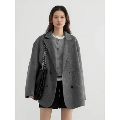 Grau Damen Blazer, Oversize, mit Kettenhandtasche, modisch, elegant, Herbstmode.