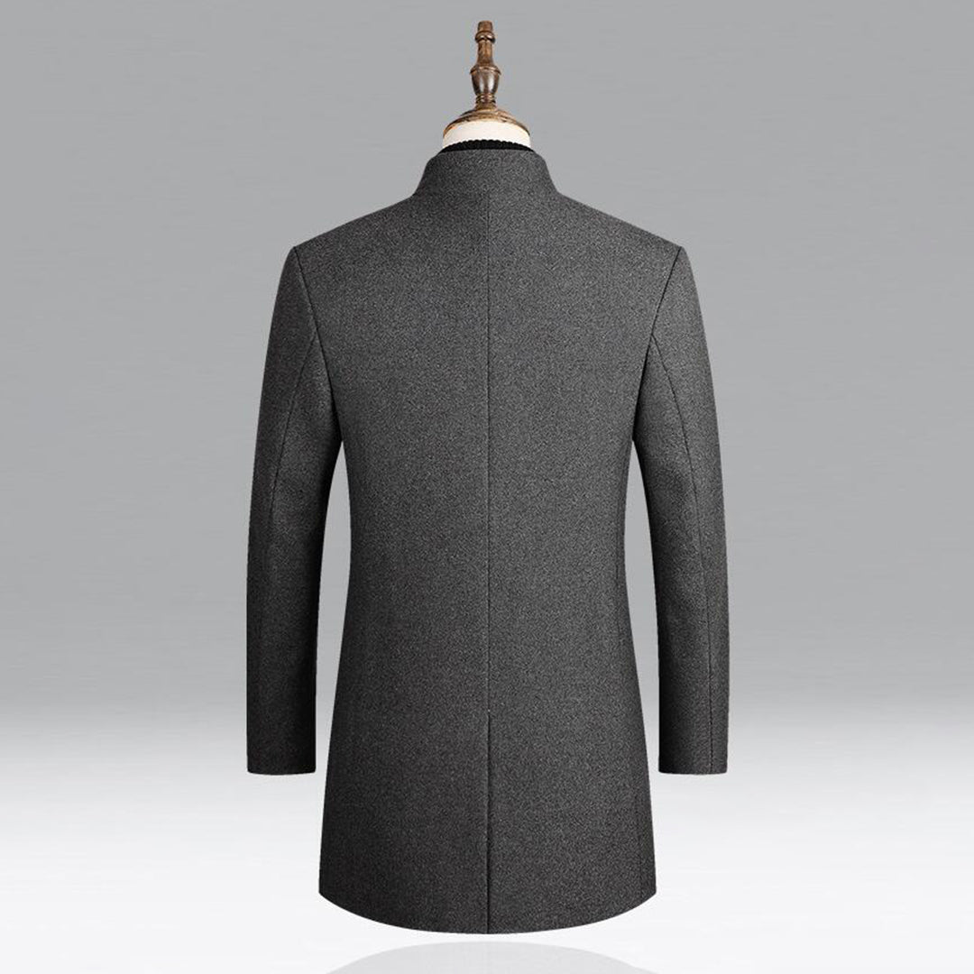 Grauer Herrenmantel aus Wolle, elegant, lang, Rückansicht, Wintermode, stilvoll, warm.