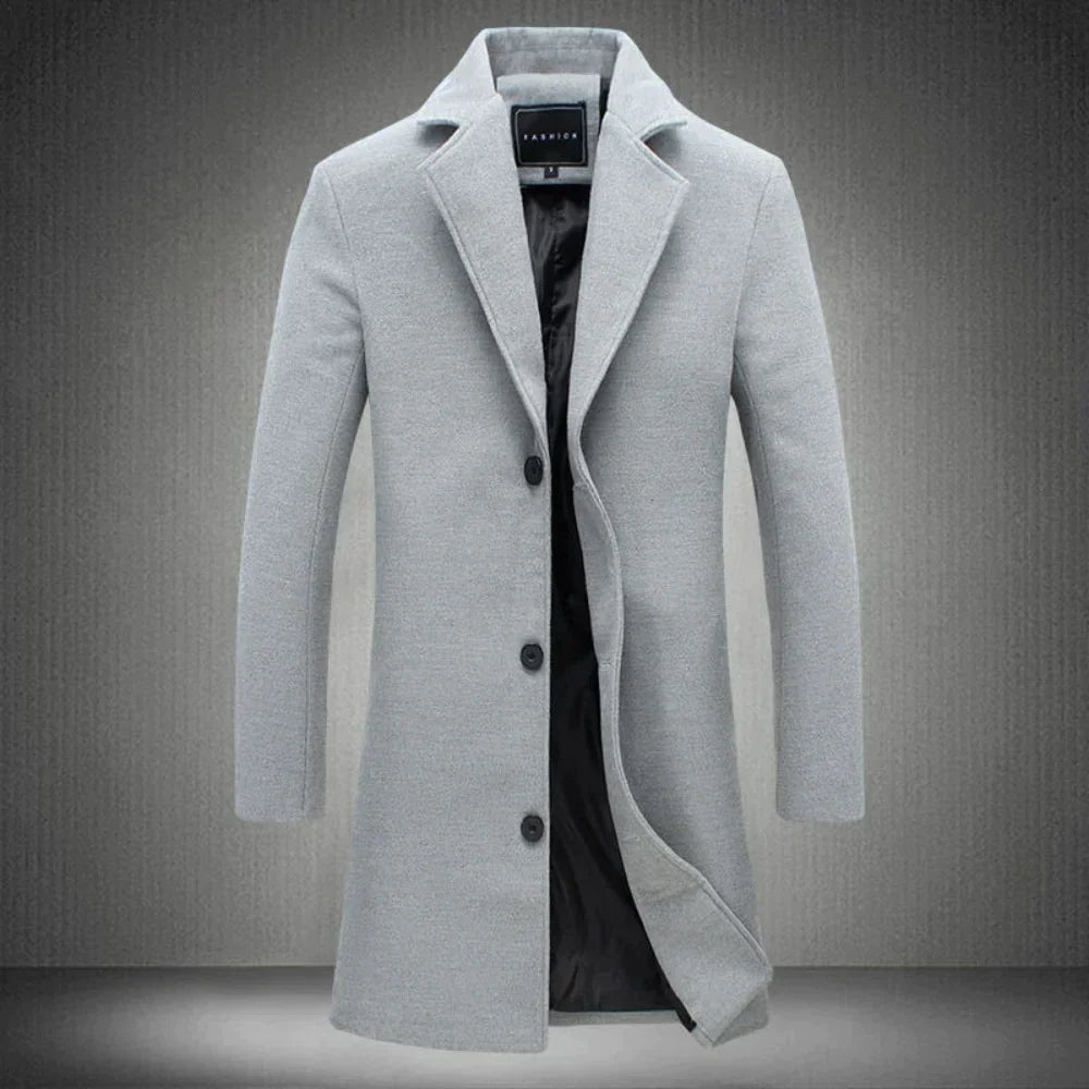 Grauer Herrenmantel, elegantes Design, Knopfverschluss, Wintermode, hochwertiger Wollstoff.