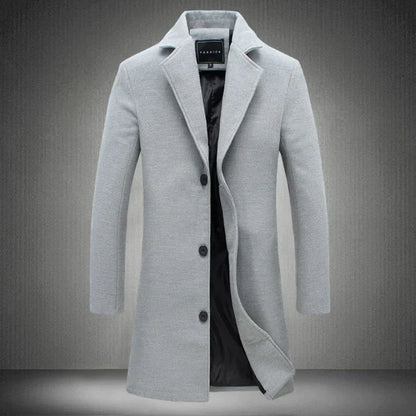 Grauer Herrenmantel, elegantes Design, Knopfverschluss, Wintermode, hochwertiger Wollstoff.