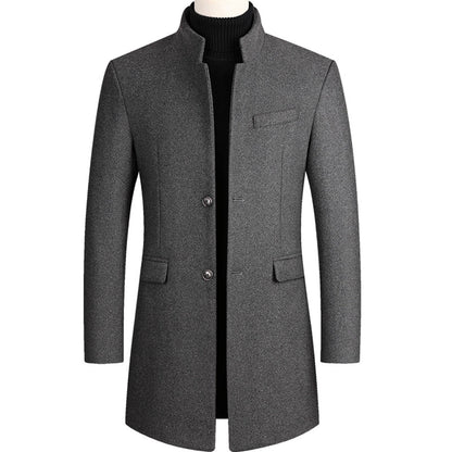 Grauer Herrenmantel, Stehkragen, Knopfleiste, elegantes Design, Wintermode, Wollmischung.