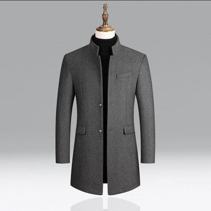 Grauer Herrenmantel, Stehkragen, Knopfverschluss, elegantes Design, Wintermode, Herrenbekleidung.