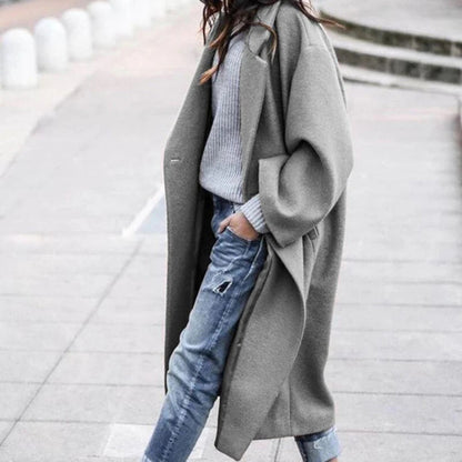 Frau in grauem Wollmantel, lässig, modisch, Herbstmode, Jeans, Straße, urbaner Stil.