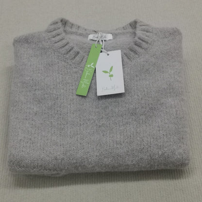 Grauer Kaschmirpullover, gefaltet, mit Etikett, weiches Material, nachhaltige Mode.