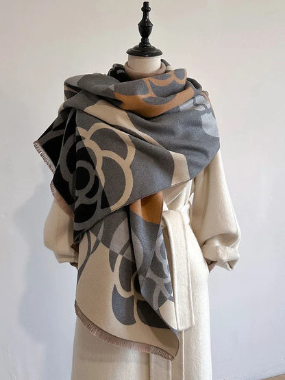 Damen-Wollschal mit Blumenmuster, grau-beige, warm, modisch, Herbst-Winter-Accessoire.