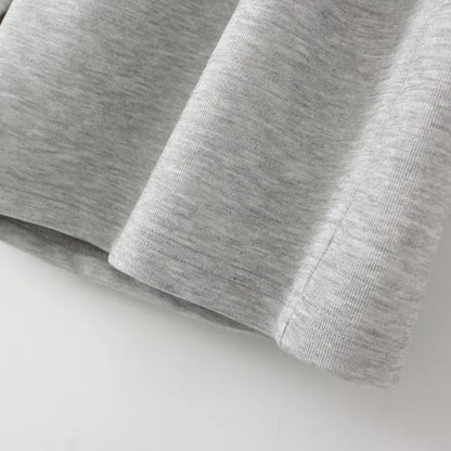 Graues Baumwoll-T-Shirt, Nahaufnahme, weicher Stoff, modisch, bequem, lässig, hochwertig.