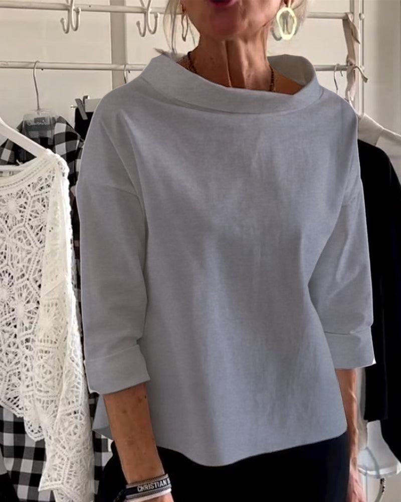 Damenpullover aus grauem Stoff, lässiger Stil, dreiviertel Ärmel, modisches Design.