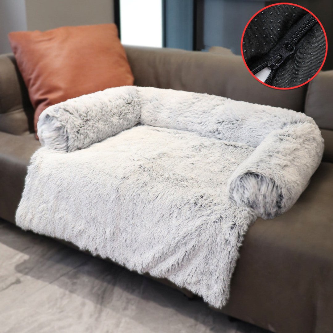 Graues Hundesofa aus Plüsch auf braunem Sofa, abnehmbarer Bezug, rutschfeste Unterseite.